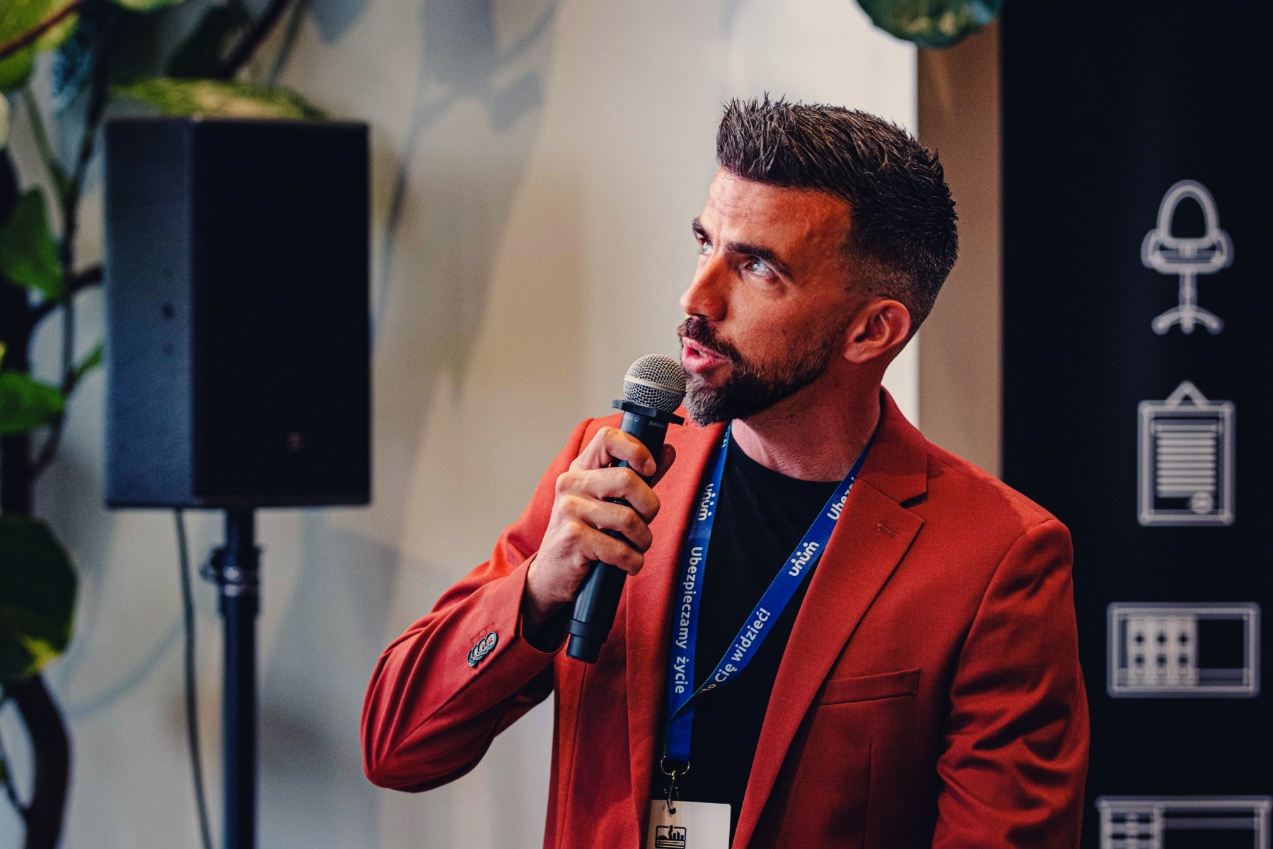 Jacek Miczek podczas wystąpienia konferencyjnego o LEGAION
